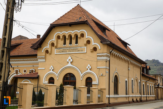 cazinoul-muncitoresc-din-petrosani-judetul-hunedoara-vazut-din-strada.jpg