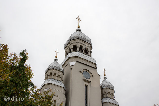 ceas-si-turnuri-de-la-biserica-sfanta-treime-din-ardusat-judetul-maramures.jpg