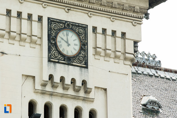ceasul-de-pe-palatul-administrativ-prefectura-consiliul-judetean-din-craiova-judetul-dolj.jpg