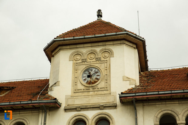 ceasul-de-pe-vechiul-tribunal-judetean-din-focsani-judetul-vrancea.jpg