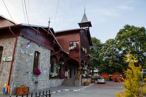 centrul-cultural-aurel-store-din-busteni-judetul-prahova-vazut-din-lateral.jpg