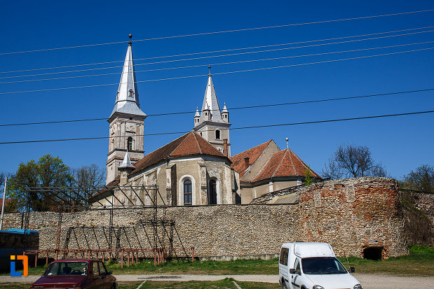 cetatea-din-orastie-judetul-hunedoara-imagine-cu-cele-doua-biserici.jpg