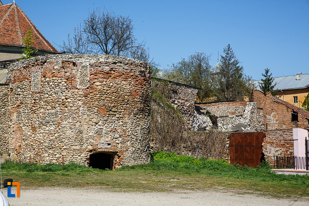 cetatea-din-orastie-judetul-hunedoara-zidul-vazut-din-afara-cetatii.jpg