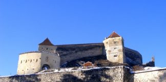 FOTO DE VIS cu cetatea Râșnov în plină iarnă