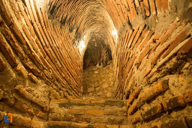 cetatea-sucidava-din-corabia-judetul-olt-tunel-spre-fantana-ascunsa.jpg