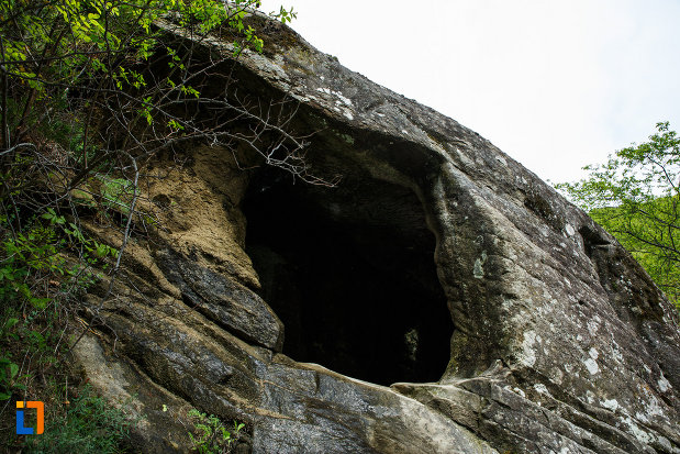 chilie-de-calugar-manastirea-turnu-din-pausa-judetul-valcea.jpg