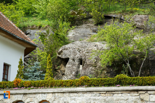 chilie-in-stanca-manastirea-turnu-din-pausa-judetul-valcea.jpg