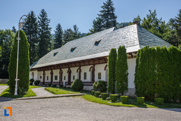 chilii-de-la-manastirea-sinaia-judetul-prahova.jpg