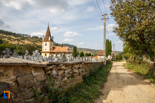 cimitirul-cu-biserica-din-grui-nasterea-sf-ioan-botezatorul-1742-din-saliste-judetul-sibiu.jpg