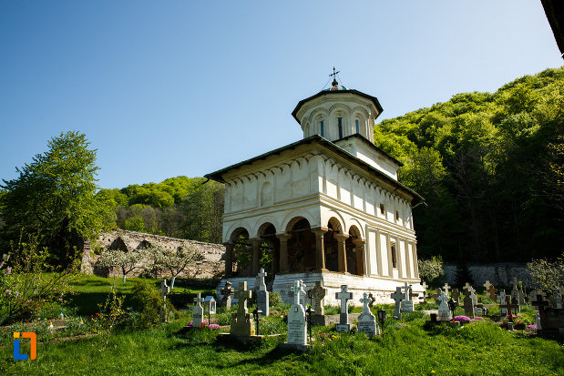 cimitirul-de-la-manastirea-hurezi-din-horezu-judetul-valcea.jpg