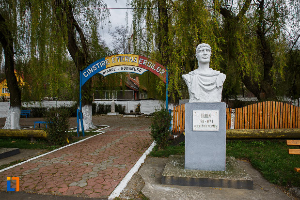 cimitirul-eroilor-bustul-lui-traian-din-lupeni-judetul-hunedoara.jpg