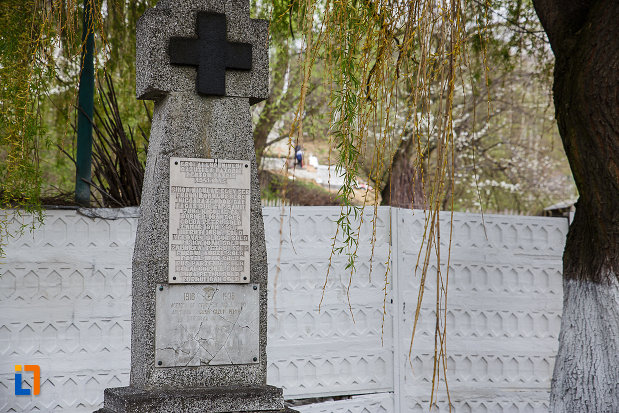 cimitirul-eroilor-busturile-lui-decebal-si-traian-din-lupeni-judetul-hunedoara-cruce-din-piatra.jpg