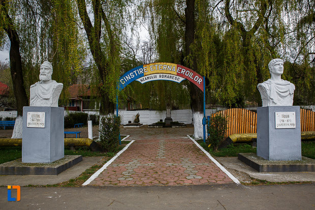 cimitirul-eroilor-busturile-lui-decebal-si-traian-din-lupeni-judetul-hunedoara.jpg