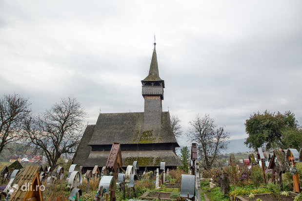 cimitirul-si-biserica-de-lemn-din-ieud-judetul-maramures.jpg
