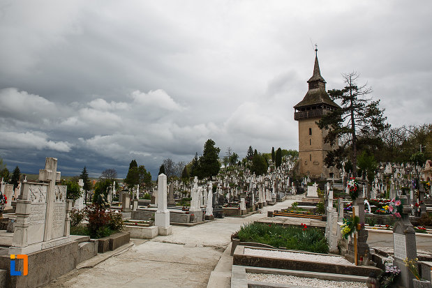cimitirul-si-turnul-vechii-biserici-ortodoxe-1700-din-deva-judetul-hunedoara.jpg