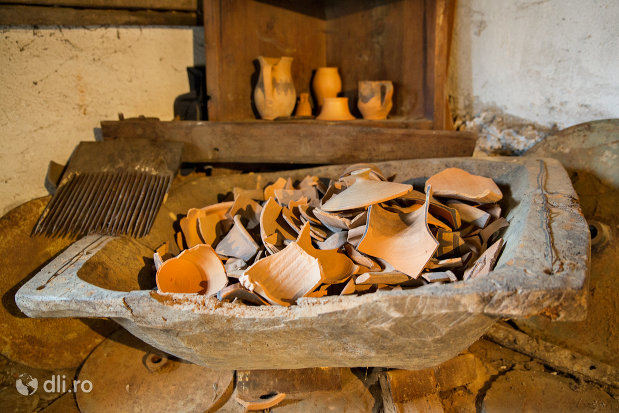 cioburi-de-lut-de-la-ceramica-sacel-judetul-maramures.jpg