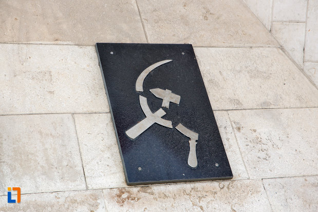 ciocanul-si-secera-distruse-monumentul-rezistentei-anticomuniste-din-cluj-napoca-judetul-cluj.jpg