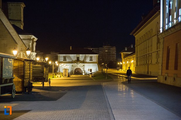 cladire-din-cetatea-alba-carolina-din-alba-iulia-judetul-alba-iluminata.jpg