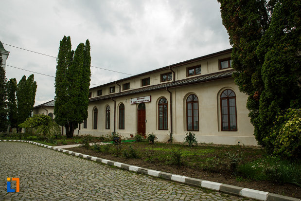 cladire-din-incinta-arhiepiscopia-ramnicului-din-ramnicu-valcea-judetul-valcea.jpg