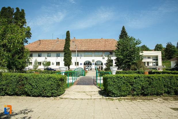 cladire-din-orasul-targu-carbunesti-judetul-gorj.jpg