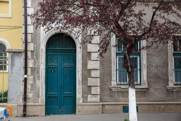 cladire-monument-istoric-din-hunedoara-judetul-hunedoara-poarta-albastra-din-lemn.jpg