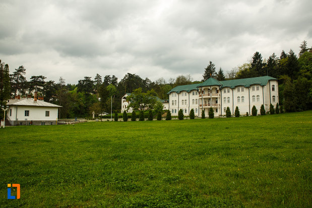 cladiri-din-ansamblul-arhiepiscopia-ramnicului-din-ramnicu-valcea-judetul-valcea.jpg