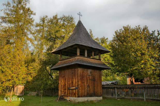 clopotnita-de-la-biserica-de-lemn-din-ocna-sugatag-judetul-maramures.jpg