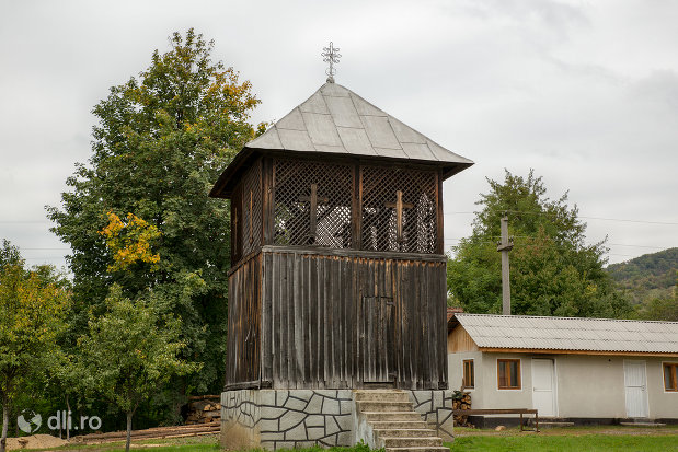 clopotnita-de-la-biserica-ortodoxa-sf-apostoli-petru-si-pavel-din-cicarlau-judetul-maramures.jpg