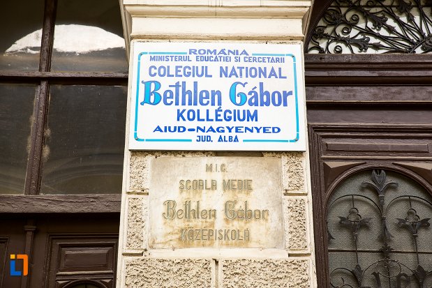 colegiul-national-bethlen-gabor-muzeul-de-istorie-din-aiud-judetul-alba.jpg