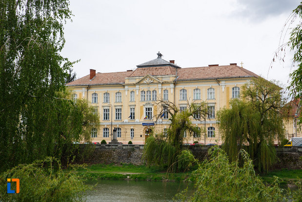colegiul-natoinal-coriolan-bradiceanu-din-lugoj-judetul-timis-amplasat-pe-malul-timisului.jpg