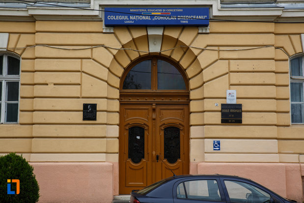 colegiul-natoinal-coriolan-bradiceanu-din-lugoj-judetul-timis-usa-din-lemn.jpg