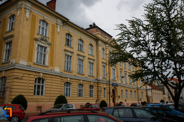 colegiul-natoinal-coriolan-bradiceanu-din-lugoj-judetul-timis-vazut-din-lateral.jpg