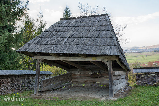 colejna-din-muzeul-satului-din-sighetu-marmatiei-judetul-maramures.jpg