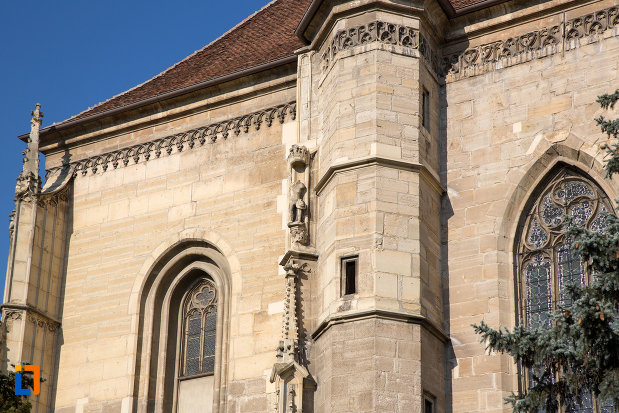 coloana-cu-detalii-biserica-sfantul-mihail-din-cluj-napoca-judetul-cluj.jpg
