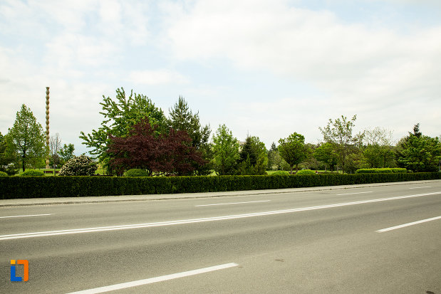 coloana-infinata-din-parcul-coloanei-fara-sfarsit-din-targu-jiu-judetul-gorj.jpg