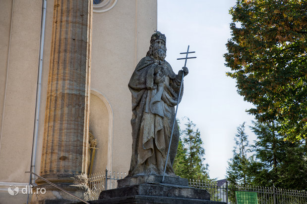 coloana-si-statuie-de-la-biserica-romano-catolica-din-baia-sprie-judetul-maramures.jpg