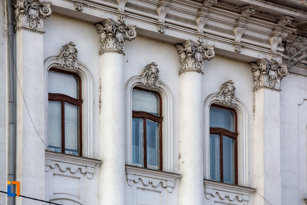 coloane-cu-detalii-palatul-babos-din-cluj-napoca-judetul-cluj.jpg