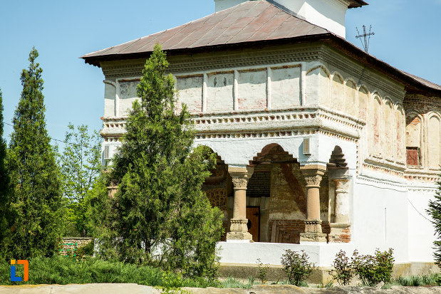 coloane-de-la-biserica-de-lemn-sf-voievozi-din-targu-carbunesti-judetul-gorj.jpg