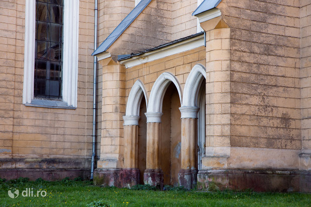 coloane-de-la-biserica-reformata-din-sighetu-marmatiei-judetul-maramures-2.jpg