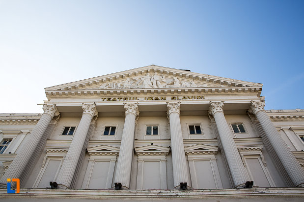 coloane-de-la-teatrul-ioan-slavici-din-arad-judetul-arad.jpg