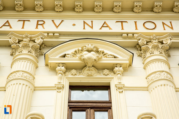 coloane-de-la-teatrul-national-din-caracal-judetul-olt.jpg