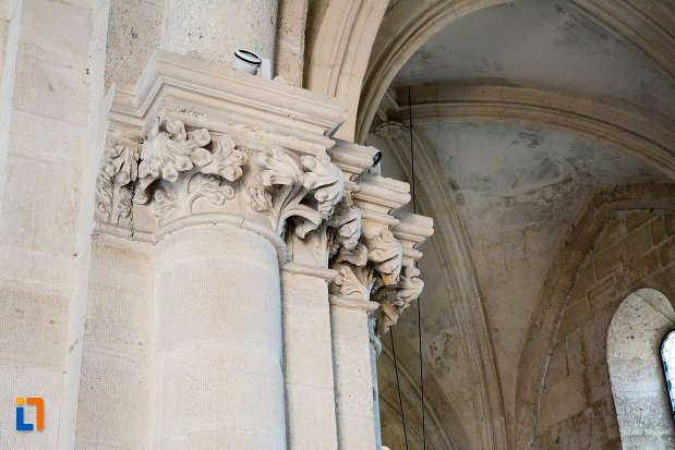 coloane-sculptate-din-catedrala-romano-catolica-sfantul-mihail-din-alba-iulia-judetul-alba.jpg