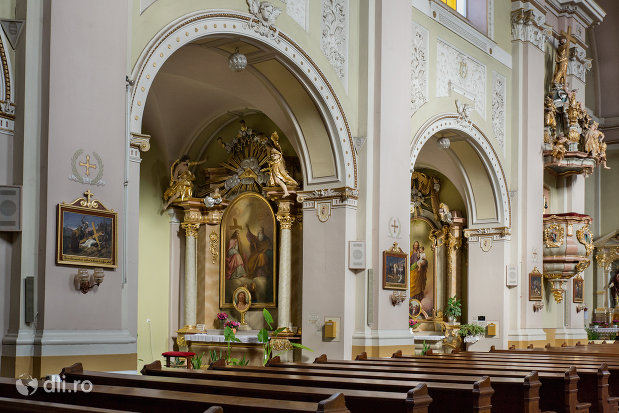 coloane-si-banci-din-biserica-romano-catolica-coborarea-sfantului-duh-din-oradea-judetul-bihor.jpg