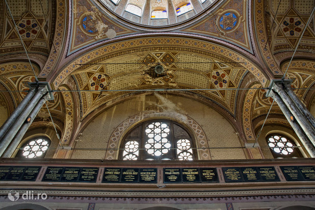 coloane-si-cupola-sinagoga-bd-independentei-din-oradea.jpg
