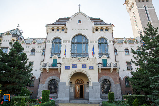 coloane-si-ferestre-de-la-palatul-culturii-filarmonica-biblioteca-si-muzeul-de-arta-din-targu-mures-judetul-mures.jpg