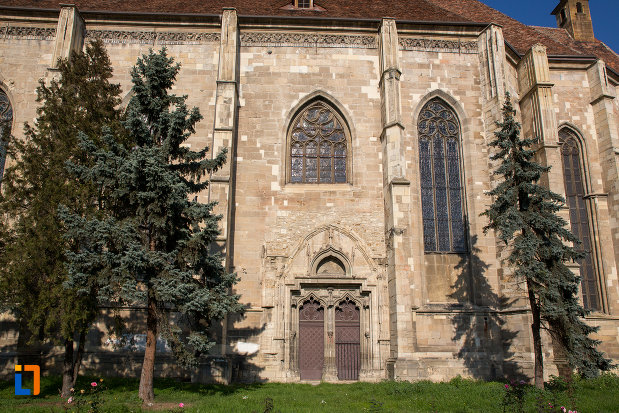 coloane-si-usa-de-la-biserica-sfantul-mihail-din-cluj-napoca-judetul-cluj.jpg