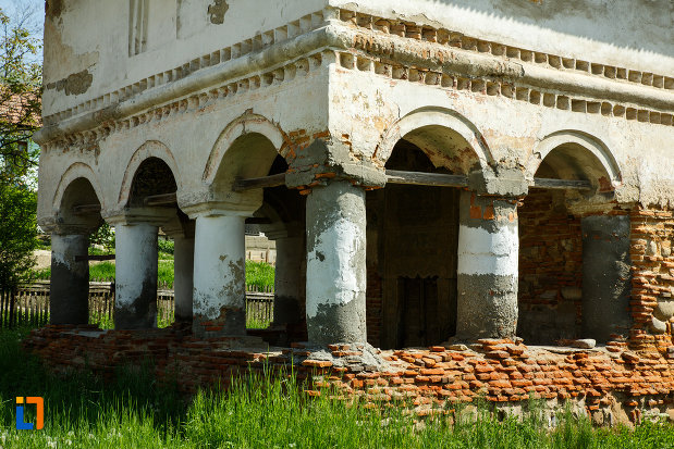 coloanele-de-la-biserica-sf-ioan-botezatorul-1793-din-ocnele-mari-judetul-valcea.jpg