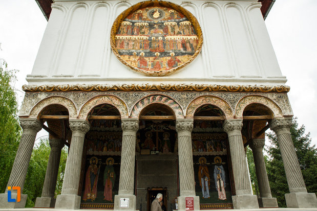 coloanele-de-la-biserica-toti-sfintii-1764-din-ramnicu-valcea-judetul-valcea.jpg