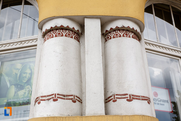 coloanele-de-la-fosta-banca-albina-azi-cladire-de-birouri-din-targu-mures-judetul-mures.jpg