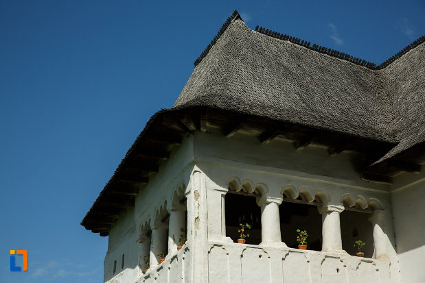 coloanele-de-la-terasa-ansamblul-culei-greceanu-din-maldarasti-judetul-valcea.jpg